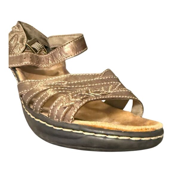 Clarks bendable Women's Leather Sandals Bronze criss cross wedges shoes Size 8M - Picture 9 of 12